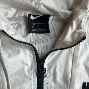 Nike Women’s Sportswear Black White Windrunner Jacket‎ Size L CN6910-011